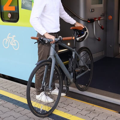Fahrrad stufenlos in der Westbahn mitnehmen Fahrrad stufenlos in der Westbahn transportieren